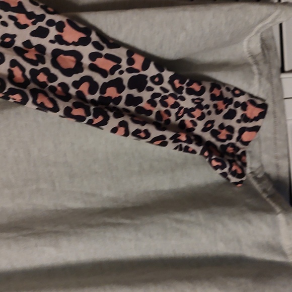 Long sleeve mock/cowl neck Animal Print top - Picture 3 of 4